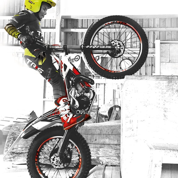 Leffin Liffers versucht mit seinem Motorrad einen hohen Betonklotz zu erklimmen.