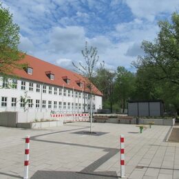 Der öffentliche Platz vor der Grundschule Steterburg wurde zu einem multifunktionalen Ort umgestaltet.