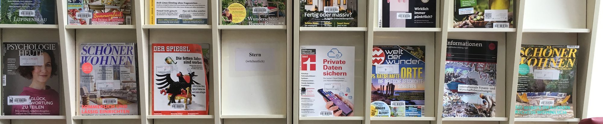 Zeitschriftenregal der Stadtbibliothek in Fredenberg