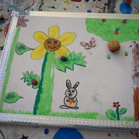 Samanta hat mit den Naturmaterialien ein besonderes Geburtstagsgeschenk für ihre Cousine gezeichnet und gebastelt.