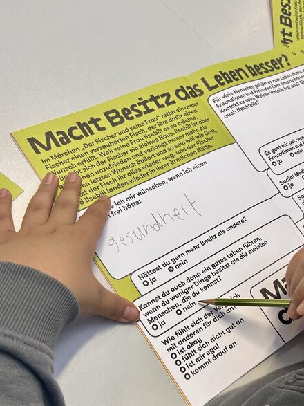 Ein Kind trägt im Filofux-Magazin ein, was für es persönlich ein gutes Leben ausmacht.