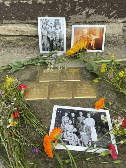 Die Stolpersteine erinnern an das Schicksal der Familie Traube in Engelnstedt.