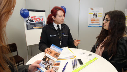 3.	Viele Jugendliche informierten sich über die beruflichen Möglichkeiten bei der Polizei Salzgitter.