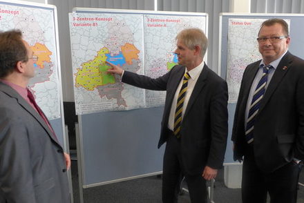Oberbürgermeister Frank Klingebiel (Bildmitte) präsentiert die geplante Gebietsstruktur der Region Braunschweig - Salzgitter - Wolfsburg.