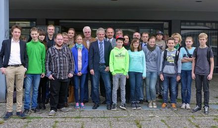 Die Gäste aus Gotha mit Oberbürgermeister Knut Kreuch, Ratsmitglieder, Dr. Hans-Jürgen Grasemann und Oberbürgermeister Frank Klingebiel. (Foto: Stadt Salzgitter)