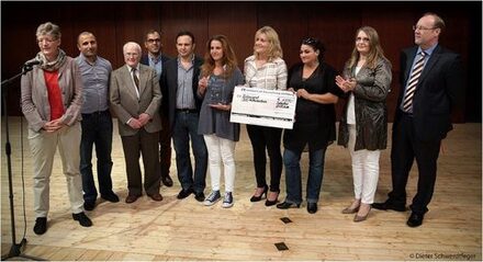 Den Integrationspreis 2014 erhält das SOS-Mütterzentrum. Es freuen sich (von links):(von links): Sabine Genther, Mütterzentrum,  Hüseyin Celik, Mobilcom Debitel, 3. Christel-Otto Tietge, Vorjahressieger, 4. Muammer Duran, Rechtsanwalts Kanzlei Duran, Dincer Dinc, Bürgerservice für Migranten (BSfM), Füsun Hizir, Mütterzentrum, 7. Conny Katschke Mütterzentrum, Nese Okultasi Mütterzentrum,. Stephan Siekmann, Deutsche Post AG / DHL. (Foto: Stadt Salzgitter)