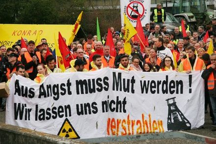 Menschen demonstrieren gegen die Einlagerung in Schacht Konrad.