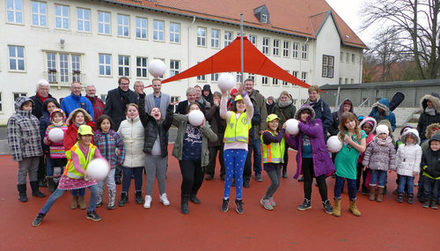 Die Kinder freuen sich über die neuen Fußbälle, die Oberbürgermeister Frank Klingebiel und Stadtbaurat Michael Tacke mitbrachten. (Foto: Stadt Salzgitter)
