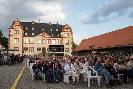 Veranstaltung vor Schloss Salder.