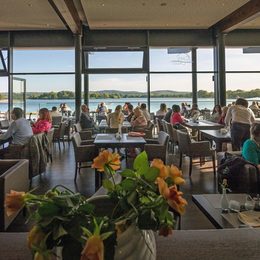 Blick aus dem Café del Lago auf den Salzgittersee.