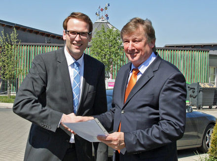Baudezernent Michael Tacke (links) und Michael Flentje besiegeln den Abschluss der Erschließung des Baugebietes Lindenberg.