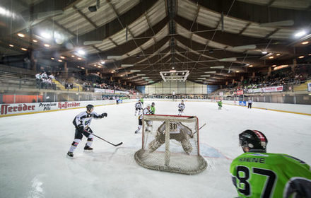 Eishockeyspiel in der Eissporthalle.