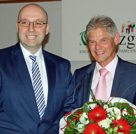 Oberbürgermeister Frank Klingebiel (rechts) gratuliert Eric Neiseke.