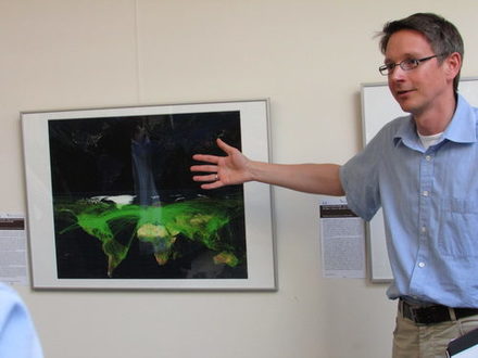 Durch die Ausstellung „Den Seuchen auf der Spur“ führte Diplom-Geograph Dr. Holger Scharlach vom Niedersächsischen Landesgesundheitsamt.