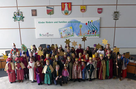 Oberbürgermeister Frank Klingebiel begrüßte die Sternsinger der vier katholischen Pfarrgemeinden im Ratssaal: (Foto: Stadt Salzgitter)