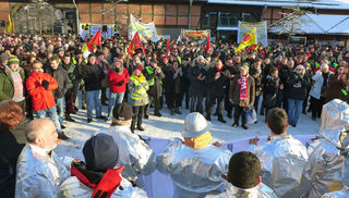 Mehrere hundert Bürger protestierten vor der Kulturscheune gegen die Atompolitik der Bundesregierung.