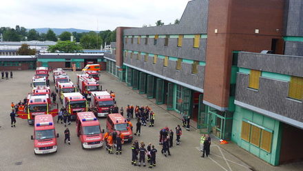 Die Freiwilligen Feuerwehren vor ihrer Fahrt zum Einsatz nach Goslar