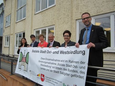 Die Vertragsunterzeichnung war der Startschuss für das "Haus der Begegnung und Bewegung" fiel im April 2017. (Foto: Stadt Salzgitter)