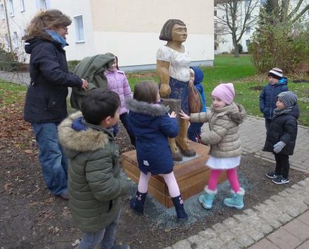 Die Künstlerin Sundari Arlt enthüllte die Skulpturen gemeinsam  mit den Kindern der Kita Wilhelm-Kunze-Ring.
