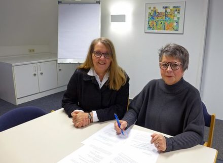 Elke Ferfers, Leiterin des Fachdienstes Bildung (links), und Maria Gröschler, Vorsitzende der Bibliotheksgesellschaft Salzgitter e.V., freuen sich auf die neuen gemeinsamen Projekte. (Foto: Stadt Salzgitter).