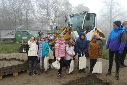 Die Kinder der Grundschule freuen sich mit ihrer Konrektorin Franziska Gillner über die Salzgitter-Beutel.
