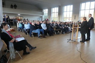 Christa Frenzel, Erste Stadträtin der Stadt Salzgitter, und Stadtbaurat Michael Tacke (am Mikrofon) betonen die Einmaligkeit der „Arche 4“.