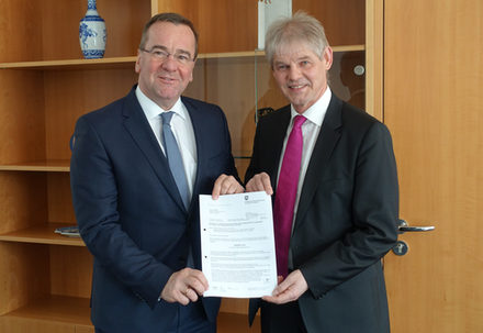 Übergabe des Bescheides zur Bedarfszuweisung durch den niedersächsischen Minister für Inneres und Sport, Boris Pistorius, an Oberbürgermeister Frank Klingebiel.