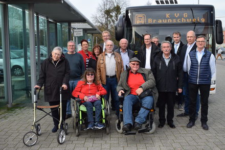 Der Behindertenbeirat mit Vertretern der KVG vor einem der Busse.