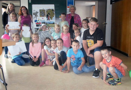 Die Kinder waren mit Begeisterung dabei. Darüber freuten sich auch die Erwachsenen (hinten von links) Sina Glaser vom Städtischen Regiebetrieb (SRB), Astrid Penke, stellvertretende Ortsbürgermeisterin und Ortsbürgermeisterin Ute Skalik.