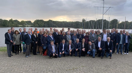 Oberbürgermeister Klingebiel mit Vertretern des Kuratoriums und der Geschäftsführung und rund 100 Ehrenamtliche bei der Übergabe der Förderbescheide