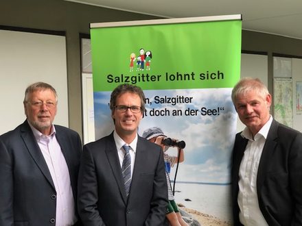 Aufsichtsratvorsitzender Ulrich Leidecker(links) begrüßte gemeinsam mit Oberbürgermeister Frank Klingebiel (rechts) den neuen BSF-Geschäftsführer Dirk Bremermann