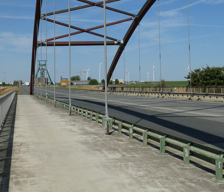 Wegen der Arbeiten an der Stabbogenbrücke muss der Geh- und Radweg für wenige Tage gesperrt werden.