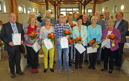 Dr. Dirk Härdrich, Stadtrat für Bildung, Soziales und Integration (rechts)gratuliert den engagierten Seniorinnen und Senioren.