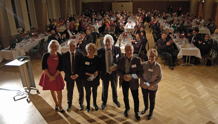 Oberbürgermeister Frank Klingebiel (zweiter von links) würdigt die Engagierten des Fredenberg Forums. (Fotos: Dennis Lendeckel/Bäder, Sport- und Freizeit GmbH)