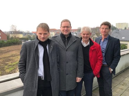 Von links: Mdl Stefan Klein und Marcus Bosse, Oberbürgermeister Frank Klingebiel, Geschäftsführer Lutz Blume