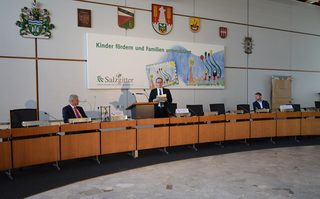 Kultusminister Grant Hendrik Tonne bei seiner Rede im Ratssaal der Stadt Salzgitter.