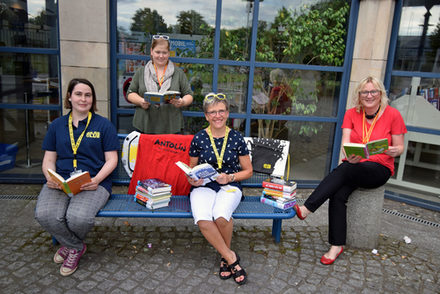Julia Sonnemann, Jessica Färber-Stecher, Sylvia Fiedler und Barbara Henning freuen sich auf die Sommerleseprojekte der Bibliothek.