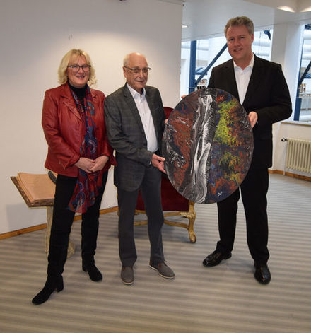 Foto von Barbara Henning, Wolfgang Brun und Stadtrat Jan Erik Bohling bei der Übergabe des Werkes an die Stadtbibliothek