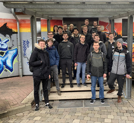 Die glücklichen Gewinner des Carolo-Cups 2020 der Gruppe KITCar e. V. aus Karlsruhe. Jedes Jahr übernachten die Studierenden aus Karlsruhe im Seminarbereich des KJT-Hamberg.