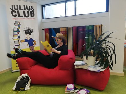 Bibliotheksmitarbeiterin Stefanie Görlich testet den neuen Lesestoff für den "JULIUS CLUB 2020"