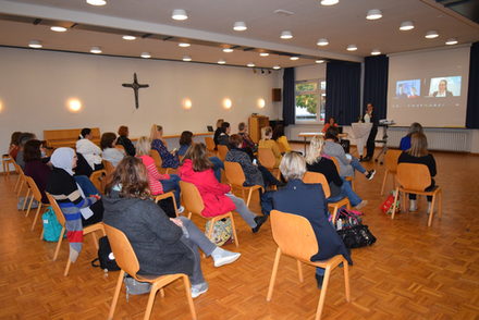 Die Eröffnung der EEC-Fortbildung in der Katholischen Familienbildungsstätte.