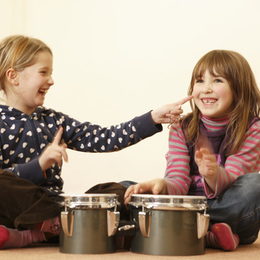 Spielerisch entdecken die Kleinen die Welt der Musik.