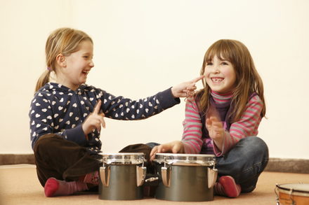 Spielerisch entdecken die Kleinen die Welt der Musik.