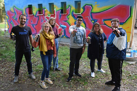 Das Graffiti wird wieder bunt dank (von links) Nico Thiermann, Carolin Bodenburg, Elisa Mazanec, Mohamad Khaled, Michaela Grabowski und Rasgar Salihi.