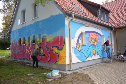 Elisa Mazanec und Nico Thiermann besprayen das Graffiti.