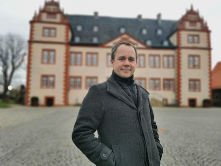 Arne Homann steht vor Schloss Salder.