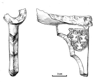 Eine Seite des Hakenbüchsen-Fragments mit dem Wappen der von Cramm und Vorderansicht