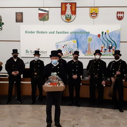 Eric Neiseke, Erster Stadtrat der Stadt Salzgitter (rechts) begrüßt die neuen bevollmächtigten Bezirksschornsteinfeger und bedankt sich bei Johann Knappe (vorn) für seine 30-jährige Tätigkeit.