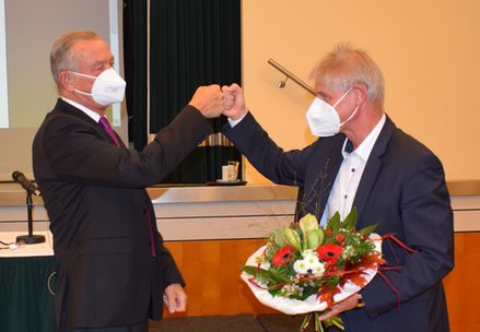 Oberbürgermeister Frank Klingebiel (rechts) gratuliert Wolfgang Bauer.