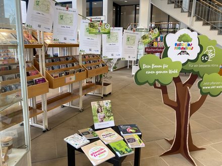 Im Eingangsbereich der Stadtbibliothek der Stadt Salzgitter in Lebenstedt macht ein mannshoher Papp-Baum derzeit auf eine besondere Aktion aufmerksam